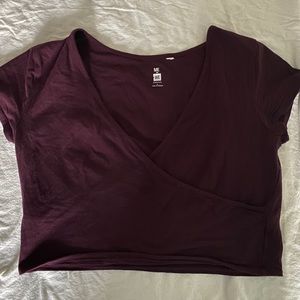 burgundy crossed v neck crop top!🍁